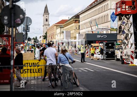 München, Deutschland. September 2023. Im „IAA Open Space“ werden die Stände für die IAA Mobility-Autoshow eingerichtet. Quelle: Matthias Balk/dpa/Alamy Live News Stockfoto