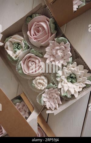 Hausgemachte Marshmallows in einer Geschenkbox aus Papier. Zephyr-Blumen. Die Kiste ist offen. Stockfoto