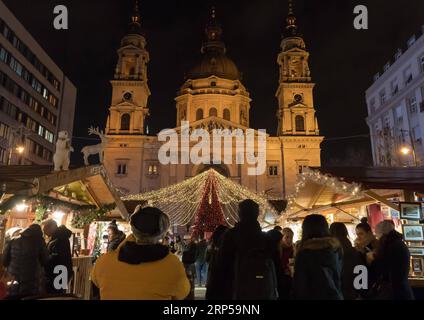 (181205) -- BUDAPEST, 5. Dezember 2018 -- am 4. Dezember 2018 besuchen die Menschen einen Weihnachtsmarkt in Budapest, Ungarn. ) (Zxj) UNGARN-BUDAPEST-WEIHNACHTSMARKT AttilaxVolgyi PUBLICATIONxNOTxINxCHN Stockfoto