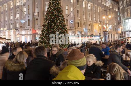 (181205) -- BUDAPEST, 5. Dezember 2018 -- am 4. Dezember 2018 besuchen die Menschen einen Weihnachtsmarkt in Budapest, Ungarn. ) (Zxj) UNGARN-BUDAPEST-WEIHNACHTSMARKT AttilaxVolgyi PUBLICATIONxNOTxINxCHN Stockfoto