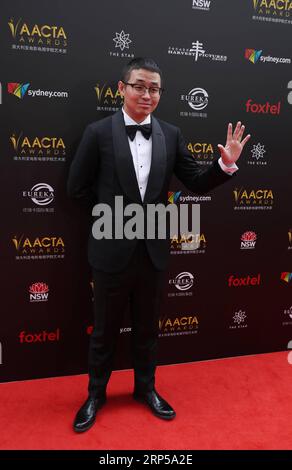 (181205) -- SYDNEY, 5. Dezember 2018 -- Wen Muye, Regisseur des chinesischen Films Dying to Survive, posiert für Fotos auf dem roten Teppich der Verleihung der Australian Academy of Cinema and Television Arts (AACTA) in Sydney, Australien, am 5. Dezember 2018. Die 8. Preisverleihung der AACTA fand hier am Mittwoch statt. Der chinesische Film Dying to Survive gewann den Best Asian Film Award der Zeremonie. (yy) AUSTRALIA-SYDNEY-AACTA-PREISVERLEIHUNG BaixXuefei PUBLICATIONxNOTxINxCHN Stockfoto