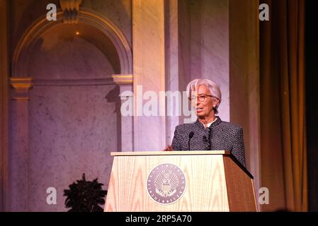 (181205) -- WASHINGTON, 5. Dezember 2018 (Xinhua) -- Christine Lagarde, Geschäftsführerin des Internationalen Währungsfonds (IWF), hält am 4. Dezember 2018 eine Keynote in der Library of Congress in Washington D.C. in den Vereinigten Staaten. IWF-Chefin Christine Lagarde forderte die Länder am späten Dienstag auf, die internationale Zusammenarbeit neu zu erfinden und gemeinsam einen neuen Multilateralismus aufzubauen. Ihre Rede ist die letzte auf der zweijährlichen Kissinger Lecture, einer hochkarätigen Rede über Außenpolitik und internationale Beziehungen. (Xinhua/Liu Jie)(MP) U.S.-WASHINGTON D.C.-IWF CHIEF-SPEECH PUBLICATIONxNOTxINxCHN Stockfoto