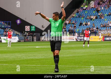 Arnhem, Niederlande. September 2023. ARNHEM, NIEDERLANDE - 3. SEPTEMBER: Schiedsrichter Jeroen Manschot während des niederländischen Eredivisie-Spiels zwischen Vitesse und AZ Alkmaar im Stadion Gelredome am 3. September 2023 in Arnhem, Niederlande. (Foto von Ben Gal/Orange Pictures) Credit: Orange Pics BV/Alamy Live News Stockfoto