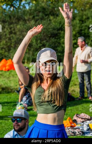 London, Großbritannien. September 2023. Die Leute tanzen bei heißem Sonnenwetter zu den Estimators - einer traditionellen jamaikanischen Ska-Band - Natural Aspect Sommerkonzert auf dem Parliament Hill Bandstand in Hampstead Heath, organisiert von der Heath & Hampstead Society in Partnerschaft mit der City of London Corporation. Guy Bell/Alamy Live News Stockfoto