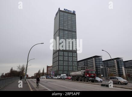 (181206) -- PEKING, 6. Dezember 2018 (Xinhua) -- Foto vom 6. Dezember 2018 zeigt ein Gebäude der Allianz in Berlin, Hauptstadt Deutschlands. (Xinhua/Shan Yuqi) (gxn) Xinhua-Schlagzeilen: Europäische Unternehmen begrüßen mehr offenes China durch die Ausweitung von Investitionen PUBLICATIONxNOTxINxCHN Stockfoto