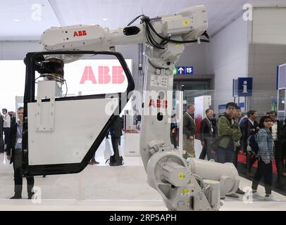 (181206) -- PEKING, 6. Dezember 2018 (Xinhua) -- Ein Roboterarm wird am Stand der ABB auf der Hannover Messe 2018 in Hannover am 25. April 2018 ausgestellt. (Xinhua/Shan Yuqi) (gxn) Xinhua-Schlagzeilen: Europäische Unternehmen begrüßen mehr offenes China durch die Ausweitung von Investitionen PUBLICATIONxNOTxINxCHN Stockfoto