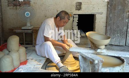 (181207) -- PEKING, 7. Dez. 2018 -- Keramikkünstler Yin Shengliang stellt am 19. September 2018 unverbranntes Steingut in antiken Öfen in Jingdezhen, der ostchinesischen Provinz Jiangxi, her. ) (Zxj) Xinhua Schlagzeilen: Jingdezhen: Eine Sprache in der Geburtsstadt chinas ZhouxMi PUBLICATIONxNOTxINxCHN Stockfoto