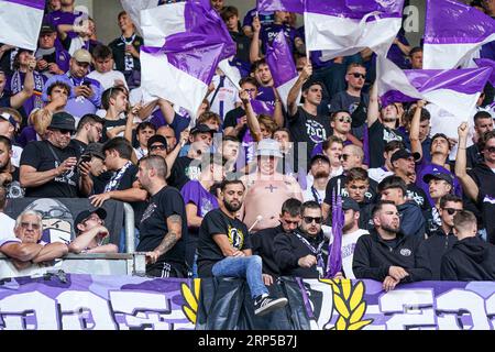 Genk, Belgien. September 2023. GENK, BELGIEN - 3. SEPTEMBER: Fans des RSC Anderlecht während des belgischen Pro-League-Spiels zwischen KRC Genk und RSC Anderlecht in der Cegeka Arena am 3. SEPTEMBER 2023 in Genk, Belgien. (Foto: Jeroen Meuwsen/Orange Pictures) Credit: Orange Pics BV/Alamy Live News Stockfoto