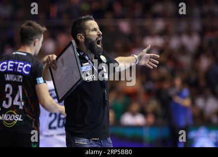 Magdeburg, Deutschland. September 2023. Handball: Bundesliga, SC Magdeburg - SG Flensburg-Handewitt, Spieltag 2, GETEC Arena. Magdeburger Coach Bennet Wiegert reagiert am Seitenrand. Quelle: Ronny Hartmann/dpa/Alamy Live News Stockfoto