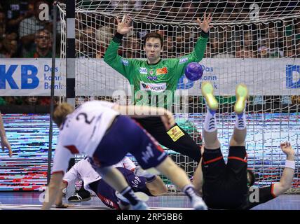 Magdeburg, Deutschland. September 2023. Handball: Bundesliga, SC Magdeburg - SG Flensburg-Handewitt, Spieltag 2, GETEC Arena. Magdeburger Torhüter Nikola Portner (zurück) rettet einen Ball. Quelle: Ronny Hartmann/dpa/Alamy Live News Stockfoto