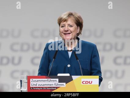 (181207) -- HAMBURG, 7. Dezember 2018 (Xinhua) -- Angela Merkel, Bundeskanzlerin und Leiterin der CDU, spricht auf der Parteikonferenz der CDU in Hamburg am 7. Dezember 2018. Am Freitag und Samstag findet die 31. Plenarsitzung der Christdemokratischen Union von Bundeskanzlerin Angela Merkel statt, auf der Vertreter einen neuen Parteivorsitzenden als Nachfolger von Merkel wählen werden. (Xinhua/Shan Yuqi) DEUTSCHLAND-HAMBURG-CDU-PARTEIKONFERENZ PUBLICATIONxNOTxINxCHN Stockfoto