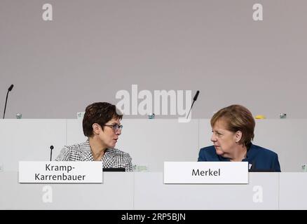 (181207) -- HAMBURG, 7. Dezember 2018 (Xinhua) -- Annegret Kramp-Karrenbauer (L), Generalsekretär der Christlich Demokratischen Union (CDU), Gespräche mit Angela Merkel, Bundeskanzlerin und CDU-Leiterin, vor der Parteikonferenz der CDU am 7. Dezember 2018 in Hamburg. Am Freitag und Samstag findet die 31. Plenarsitzung der Christdemokratischen Union von Bundeskanzlerin Angela Merkel statt, auf der Vertreter einen neuen Parteivorsitzenden als Nachfolger von Merkel wählen werden. (Xinhua/Shan Yuqi) DEUTSCHLAND-HAMBURG-CDU-PARTEIKONFERENZ PUBLICATIONxNOTxINxCHN Stockfoto