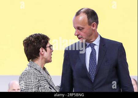 181208 -- HAMBURG, 8. Dezember 2018 -- der neu gewählte Vorsitzende der CDU CDU Annegret Kramp-Karrenbauer L spricht mit Friedrich Merz während der Parteikonferenz der CDU in Hamburg am 7. Dezember 2018. Annegret Kramp-Karrenbauer wurde auf dem 31. Parteitag hier am Freitag zum neuen Vorsitzenden der CDU der Christlich-Demokratischen Union gewählt, als Nachfolgerin von Bundeskanzlerin Angela Merkel, die die Partei seit 18 Jahren leitet. DEUTSCHLAND-HAMBURG-CDU-PARTEIKONFERENZ-KRAMP-KARRENBAUER SHANXYUQI PUBLICATIONXNOTXINXCHN Stockfoto