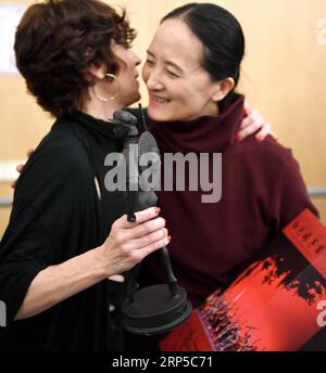 (181208) -- MADRID, 8. Dezember 2018 -- Aida Gomez (L), künstlerische Leiterin des Madrid en Danza Festivals, hält am 7. Dezember 2018 eine Soldatenfigur des Roten Frauenkommandos als Geschenk von Feng Ying, Direktor des chinesischen Nationalballetts (NBC), im Canal Theatre in Madrid, Spanien. Im Rahmen des Madrid en Danza Festivals wurde das klassische Ballett Red Detachment of Women vom 5. Bis 7. Dezember in Spanien aufgeführt. Der derzeitige Regisseur Feng Ying lud Aida Gomez ein, ihren Schauspielern Flamenco-Tanz beizubringen. )(yy) SPANIEN-MADRID-NATIONALES BALLETT VON CHINA-BESUCH GuoxQiuda PUBLICATIONxNOTxINxCHN Stockfoto