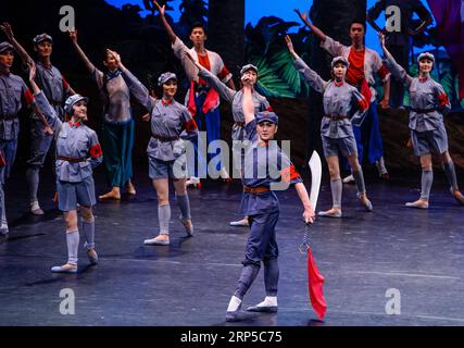 (181208) -- MADRID, 8. Dezember 2018 -- Schauspieler mit dem National Ballet of China (NBC) spielen ihr klassisches Ballett Red Detachment of Women am 5. Dezember 2018 im Canal Theatre in Madrid, Spanien. Im Rahmen des Madrid en Danza Festivals wurde das klassische Ballett Red Detachment of Women vom 5. Bis 7. Dezember in Spanien aufgeführt. Der derzeitige Regisseur Feng Ying lud Aida Gomez, künstlerische Leiterin des Madrid en Danza Festivals, ein, um ihren Schauspielern Flamenco-Tanz beizubringen. )(yy) SPANIEN-MADRID-NATIONALES BALLETT VON CHINA-BESUCH ShixRen PUBLICATIONxNOTxINxCHN Stockfoto