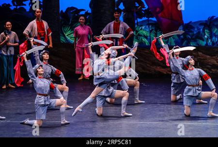 (181208) -- MADRID, 8. Dezember 2018 -- Schauspieler mit dem National Ballet of China (NBC) führen ihr klassisches Ballett Red Detachment of Women am 5. Dezember 2018 im Canal Theatre in Madrid, Spanien, auf. Im Rahmen des Madrid en Danza Festivals wurde das klassische Ballett Red Detachment of Women vom 5. Bis 7. Dezember in Spanien aufgeführt. Der derzeitige Regisseur Feng Ying lud Aida Gomez, künstlerische Leiterin des Madrid en Danza Festivals, ein, um ihren Schauspielern Flamenco-Tanz beizubringen. )(yy) SPANIEN-MADRID-NATIONALES BALLETT VON CHINA-BESUCH ShixRen PUBLICATIONxNOTxINxCHN Stockfoto