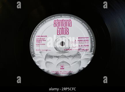 Foto Nahaufnahme eines Zentrums-Labels auf einer Original-Pressung einer langlebigen LP-Vinyl-Disc von Santana aus dem Jahr 1978 Stockfoto