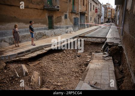 Santa Barbara, Tarragona, Spanien. 3. September 2023, Santa BÃ rabara, Tarragona, Spanien: Die Häuser und Straßen der Gemeinde Santa BÃ rbara in der Provinz Tarragona sind von den Überschwemmungen schwer betroffen. Der Regen, der früh am Morgen im bergigen Gebiet von Els Ports gefallen ist, ist mit voller Wucht auf die Gemeinde abgesunken, in die Häuser eingedrungen und Pflastersteine und Straßenstücke entfernt. (Bild: © Marc Asensio Clupes/ZUMA Press Wire) NUR REDAKTIONELLE VERWENDUNG! Nicht für kommerzielle ZWECKE! Quelle: ZUMA Press, Inc./Alamy Live News Stockfoto