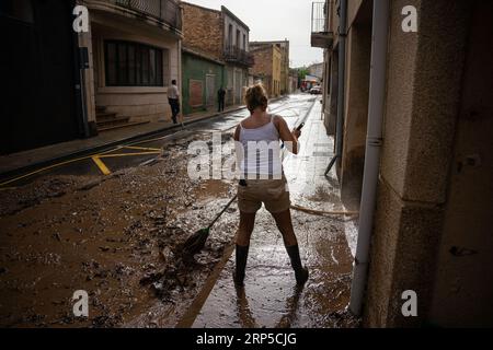 Santa Barbara, Tarragona, Spanien. 3. September 2023, Santa BÃ rabara, Tarragona, Spanien: Die Häuser und Straßen der Gemeinde Santa BÃ rbara in der Provinz Tarragona sind von den Überschwemmungen schwer betroffen. Der Regen, der früh am Morgen im bergigen Gebiet von Els Ports gefallen ist, ist mit voller Wucht auf die Gemeinde abgesunken, in die Häuser eingedrungen und Pflastersteine und Straßenstücke entfernt. (Bild: © Marc Asensio Clupes/ZUMA Press Wire) NUR REDAKTIONELLE VERWENDUNG! Nicht für kommerzielle ZWECKE! Quelle: ZUMA Press, Inc./Alamy Live News Stockfoto