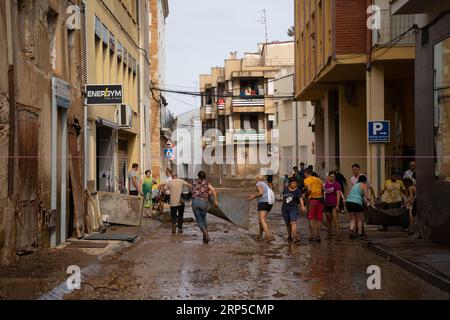 Santa Barbara, Tarragona, Spanien. 3. September 2023, Santa BÃ rabara, Tarragona, Spanien: Die Häuser und Straßen der Gemeinde Santa BÃ rbara in der Provinz Tarragona sind von den Überschwemmungen schwer betroffen. Der Regen, der früh am Morgen im bergigen Gebiet von Els Ports gefallen ist, ist mit voller Wucht auf die Gemeinde abgesunken, in die Häuser eingedrungen und Pflastersteine und Straßenstücke entfernt. (Bild: © Marc Asensio Clupes/ZUMA Press Wire) NUR REDAKTIONELLE VERWENDUNG! Nicht für kommerzielle ZWECKE! Quelle: ZUMA Press, Inc./Alamy Live News Stockfoto