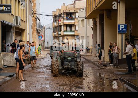 Santa Barbara, Tarragona, Spanien. 3. September 2023, Santa BÃ rabara, Tarragona, Spanien: Die Häuser und Straßen der Gemeinde Santa BÃ rbara in der Provinz Tarragona sind von den Überschwemmungen schwer betroffen. Der Regen, der früh am Morgen im bergigen Gebiet von Els Ports gefallen ist, ist mit voller Wucht auf die Gemeinde abgesunken, in die Häuser eingedrungen und Pflastersteine und Straßenstücke entfernt. (Bild: © Marc Asensio Clupes/ZUMA Press Wire) NUR REDAKTIONELLE VERWENDUNG! Nicht für kommerzielle ZWECKE! Quelle: ZUMA Press, Inc./Alamy Live News Stockfoto