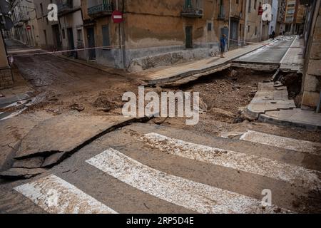 Santa Barbara, Tarragona, Spanien. 3. September 2023, Santa BÃ rabara, Tarragona, Spanien: Die Häuser und Straßen der Gemeinde Santa BÃ rbara in der Provinz Tarragona sind von den Überschwemmungen schwer betroffen. Der Regen, der früh am Morgen im bergigen Gebiet von Els Ports gefallen ist, ist mit voller Wucht auf die Gemeinde abgesunken, in die Häuser eingedrungen und Pflastersteine und Straßenstücke entfernt. (Bild: © Marc Asensio Clupes/ZUMA Press Wire) NUR REDAKTIONELLE VERWENDUNG! Nicht für kommerzielle ZWECKE! Quelle: ZUMA Press, Inc./Alamy Live News Stockfoto