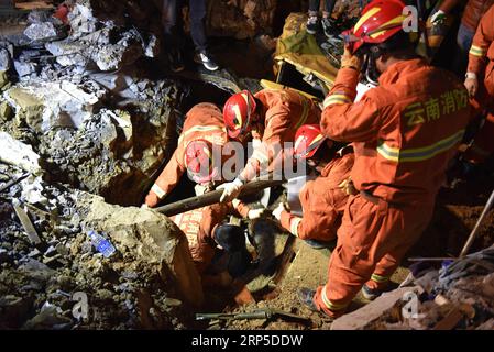 (181210) -- CHENGDU, 10. Dezember 2018 -- Rettungskräfte arbeiten am Erdrutsch in der Stadt Fenshui im Kreis Xuyong, Provinz Sichuan im Südwesten Chinas, 9. Dezember 2018. Der Erdrutsch traf am Sonntagnachmittag Fenshui Town und hinterließ 11 Menschen begraben und eine vermisst. Am Montag, 13 Uhr (0500 GMT), wurden die 11 begrabenen Menschen aus den Trümmern herausgerissen und vier von ihnen waren tot. Mehr als 1.000 Menschen nahmen an der Rettungsaktion Teil. ) (Yxb) CHINA-SICHUAN-ERDRUTSCH-RETTUNG (CN*) SuxZhongguo PUBLICATIONxNOTxINxCHN Stockfoto