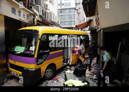 (181210) -- HONGKONG, 10. Dezember 2018 -- Foto vom 10. Dezember 2018 zeigt den Ort eines Minibusunfalls im südchinesischen Hongkong. Zwei Menschen wurden getötet und 12 weitere verletzt am Montag in der Sonderverwaltungsregion Hongkong in China, nachdem ein Schulminibus Fußgänger niedergemäht hatte, bevor er in einen Laden stürzte, sagte die Polizei. Die Ursache des Unfalls ist noch nicht bestimmt. Wang Shen) (ly) CHINA-HONG KONG-MINIBUS CRASH (CN) LoxPingxFai PUBLICATIONxNOTxINxCHN Stockfoto