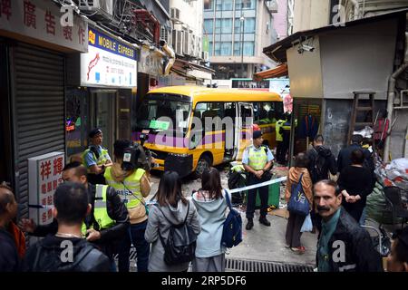 (181210) -- HONGKONG, 10. Dezember 2018 -- Foto vom 10. Dezember 2018 zeigt den Ort eines Minibusunfalls im südchinesischen Hongkong. Zwei Menschen wurden getötet und 12 weitere verletzt am Montag in der Sonderverwaltungsregion Hongkong in China, nachdem ein Schulminibus Fußgänger niedergemäht hatte, bevor er in einen Laden stürzte, sagte die Polizei. Die Unfallursache ist noch nicht ermittelt worden. ) (ly) CHINA-HONG KONG-MINIBUS-ABSTURZ (CN) LoxPingxFai PUBLICATIONxNOTxINxCHN Stockfoto