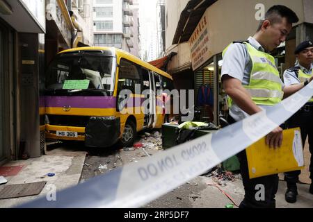 (181210) -- HONGKONG, 10. Dezember 2018 -- Foto vom 10. Dezember 2018 zeigt den Ort eines Minibusunfalls im südchinesischen Hongkong. Zwei Menschen wurden getötet und 12 weitere verletzt am Montag in der Sonderverwaltungsregion Hongkong in China, nachdem ein Schulminibus Fußgänger niedergemäht hatte, bevor er in einen Laden stürzte, sagte die Polizei. Die Ursache des Unfalls ist noch nicht bestimmt. Wang Shen) (ly) CHINA-HONG KONG-MINIBUS CRASH (CN) LoxPingxFai PUBLICATIONxNOTxINxCHN Stockfoto