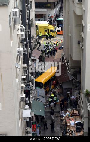 (181210) -- HONGKONG, 10. Dezember 2018 -- Foto vom 10. Dezember 2018 zeigt den Ort eines Minibusunfalls im südchinesischen Hongkong. Zwei Menschen wurden getötet und 12 weitere verletzt am Montag in der Sonderverwaltungsregion Hongkong in China, nachdem ein Schulminibus Fußgänger niedergemäht hatte, bevor er in einen Laden stürzte, sagte die Polizei. Die Unfallursache ist noch nicht ermittelt worden. ) (ly) CHINA-HONG KONG-MINIBUS-ABSTURZ (CN) LoxPingxFai PUBLICATIONxNOTxINxCHN Stockfoto