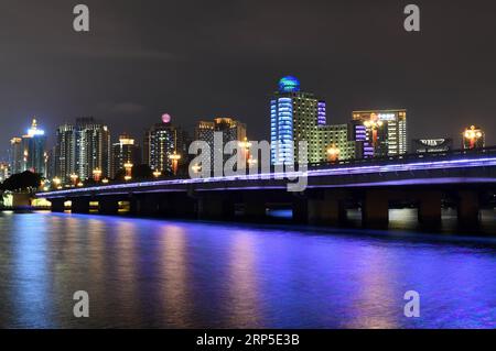 (181211) -- NANNING, 11. Dezember 2018 -- Foto aufgenommen am 10. Dezember 2018 zeigt die nächtliche Ansicht der Nanhu-Brücke und ihrer umliegenden Gebäude in Nanning, Südchinas autonome Region Guangxi Zhuang. ) (YXB) CHINA-GUANGXI-NANNING-NIGHT SCENERY (CN) LuxBo an PUBLICATIONxNOTxINxCHN Stockfoto