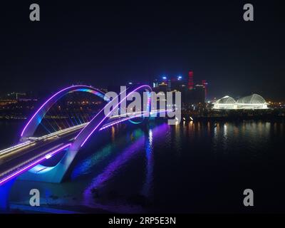 (181211) -- NANNING, 11. Dezember 2018 -- Luftaufnahme vom 29. November 2018 zeigt den nächtlichen Blick auf die Nanning-Brücke und ihre umliegenden Gebäude in Nanning, Südchinas autonome Region Guangxi Zhuang. ) (YXB) CHINA-GUANGXI-NANNING-NIGHT SCENERY (CN) ZhouxHua PUBLICATIONxNOTxINxCHN Stockfoto