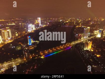 (181211) -- NANNING, 11. Dezember 2018 -- Foto aufgenommen am 10. Dezember 2018 zeigt die nächtliche Ansicht der Nanhu-Brücke und ihrer umliegenden Gebäude in Nanning, Südchinas autonome Region Guangxi Zhuang. ) (YXB) CHINA-GUANGXI-NANNING-NIGHT SCENERY (CN) LuxBo an PUBLICATIONxNOTxINxCHN Stockfoto