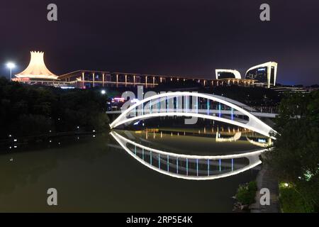 (181211) -- NANNING, 11. Dezember 2018 -- Foto aufgenommen am 10. Dezember 2018 zeigt die Brücke über den Min ge See in Nanning, Südchinas autonome Region Guangxi Zhuang. ) (YXB) CHINA-GUANGXI-NANNING-NIGHT SCENERY (CN) LuxBo an PUBLICATIONxNOTxINxCHN Stockfoto