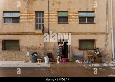 Santa Barbara, Tarragona, Spanien. 3. September 2023, Santa BÃ rabara, Tarragona, Spanien: Die Häuser und Straßen der Gemeinde Santa BÃ rbara in der Provinz Tarragona sind von den Überschwemmungen schwer betroffen. Der Regen, der früh am Morgen im bergigen Gebiet von Els Ports gefallen ist, ist mit voller Wucht auf die Gemeinde abgesunken, in die Häuser eingedrungen und Pflastersteine und Straßenstücke entfernt. (Bild: © Marc Asensio Clupes/ZUMA Press Wire) NUR REDAKTIONELLE VERWENDUNG! Nicht für kommerzielle ZWECKE! Quelle: ZUMA Press, Inc./Alamy Live News Stockfoto