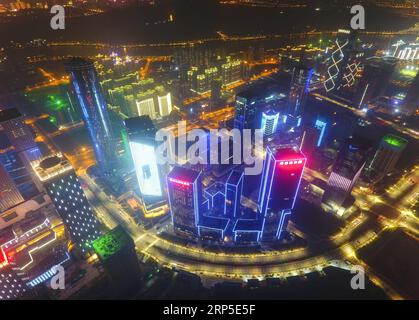 (181211) -- NANNING, 11. Dez. 2018 -- Luftaufnahme vom 4. Dez. 2018 zeigt den nächtlichen Blick auf den neuen Bezirk Wuxiang in Nanning, südchinesische autonome Region Guangxi Zhuang. ) (YXB) CHINA-GUANGXI-NANNING-NIGHT SCENERY (CN) HuangxXiaobang PUBLICATIONxNOTxINxCHN Stockfoto