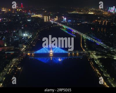 (181211) -- NANNING, 11. Dezember 2018 -- Luftaufnahme vom 29. November 2018 zeigt den nächtlichen Blick auf die Baisha-Brücke und ihre umliegenden Gebäude in Nanning, Südchinas autonome Region Guangxi Zhuang. ) (YXB) CHINA-GUANGXI-NANNING-NIGHT SCENERY (CN) ZhouxHua PUBLICATIONxNOTxINxCHN Stockfoto