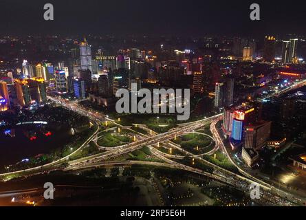 (181211) -- NANNING, 11. Dezember 2018 -- Luftaufnahme vom 4. Dezember 2018 zeigt den nächtlichen Blick auf den Zhuxi-Überläufer und seine umliegenden Gebäude in Nanning, Südchinas autonome Region Guangxi Zhuang. ) (YXB) CHINA-GUANGXI-NANNING-NIGHT SCENERY (CN) ZhouxHua PUBLICATIONxNOTxINxCHN Stockfoto