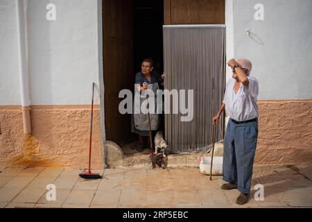 Santa Barbara, Tarragona, Spanien. 3. September 2023, Santa BÃ rabara, Tarragona, Spanien: Die Häuser und Straßen der Gemeinde Santa BÃ rbara in der Provinz Tarragona sind von den Überschwemmungen schwer betroffen. Der Regen, der früh am Morgen im bergigen Gebiet von Els Ports gefallen ist, ist mit voller Wucht auf die Gemeinde abgesunken, in die Häuser eingedrungen und Pflastersteine und Straßenstücke entfernt. (Bild: © Marc Asensio Clupes/ZUMA Press Wire) NUR REDAKTIONELLE VERWENDUNG! Nicht für kommerzielle ZWECKE! Quelle: ZUMA Press, Inc./Alamy Live News Stockfoto