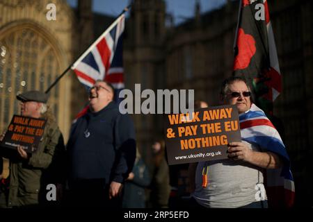 (181211) -- LONDON, 11. Dezember 2018 -- Demonstranten stehen am 11. Dezember 2018 vor dem House of Parliament in London, Großbritannien. Die britische Premierministerin Theresa May startete ihre Mission am Dienstag, um ihren Brexit-Deal mit einer Runde von Treffen mit den EU-Mitgliedern zu retten. ) GROSSBRITANNIEN-LONDON-BREXIT TimxIreland PUBLICATIONxNOTxINxCHN Stockfoto