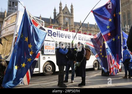 (181211) -- LONDON, 11. Dezember 2018 -- Demonstranten stehen am 11. Dezember 2018 vor dem House of Parliament in London, Großbritannien. Die britische Premierministerin Theresa May startete ihre Mission am Dienstag, um ihren Brexit-Deal mit einer Runde von Treffen mit den EU-Mitgliedern zu retten. ) GROSSBRITANNIEN-LONDON-BREXIT TimxIreland PUBLICATIONxNOTxINxCHN Stockfoto