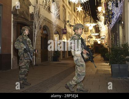 (181211) -- STRASSBURG (FRANKREICH), 11. Dezember 2018 -- Soldaten stehen am 11. Dezember 2018 im Zentrum von Straßburg, Frankreich, auf der Wache. Mindestens zwei Menschen wurden bei einer Schießerei in der Nähe eines Weihnachtsmarktes in der französischen Stadt Straßburg am Dienstagabend getötet und elf verletzt, berichteten lokale Medien. FRANCE-STRASBOURG-SHOOTING YexPingfan PUBLICATIONxNOTxINxCHN Stockfoto