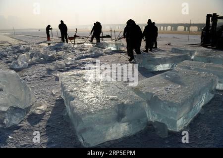 (181212) -- HARBIN, 12. Dezember 2018 -- Arbeiter sammeln Eis vom Songhua-Fluss in Harbin, Hauptstadt der nordöstlichen chinesischen Provinz Heilongjiang, 12. Dezember 2018. Die Arbeiter hier sind organisiert, um Eiswürfel vom gefrorenen Songhua River zu sammeln, um sich auf den Bau der Eis- und Schneelandschaft vor kurzem vorzubereiten. ) (Yxb) CHINA-HEILONGJIANG-HARBIN-ICE COLLECTING (CN) WangxKai PUBLICATIONxNOTxINxCHN Stockfoto