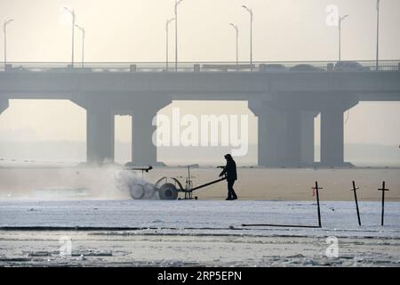 (181212) -- HARBIN, 12. Dezember 2018 -- Ein Mann sammelt Eis vom Songhua-Fluss in Harbin, Hauptstadt der nordöstlichen Provinz Heilongjiang, 12. Dezember 2018. Die Arbeiter hier sind organisiert, um Eiswürfel vom gefrorenen Songhua River zu sammeln, um sich auf den Bau der Eis- und Schneelandschaft vor kurzem vorzubereiten. ) (Yxb) CHINA-HEILONGJIANG-HARBIN-ICE COLLECTING (CN) WangxKai PUBLICATIONxNOTxINxCHN Stockfoto