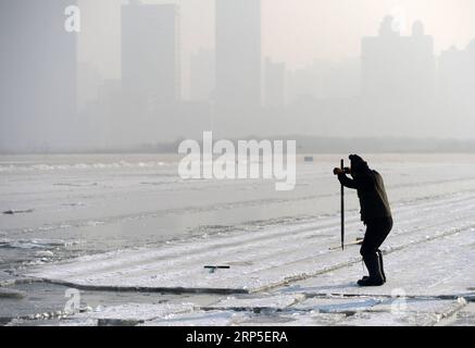 (181212) -- HARBIN, 12. Dezember 2018 -- Ein Mann sammelt Eis vom Songhua-Fluss in Harbin, Hauptstadt der nordöstlichen Provinz Heilongjiang, 12. Dezember 2018. Die Arbeiter hier sind organisiert, um Eiswürfel vom gefrorenen Songhua River zu sammeln, um sich auf den Bau der Eis- und Schneelandschaft vor kurzem vorzubereiten. ) (Yxb) CHINA-HEILONGJIANG-HARBIN-ICE COLLECTING (CN) WangxKai PUBLICATIONxNOTxINxCHN Stockfoto