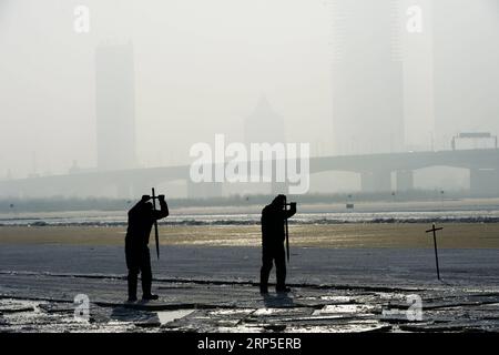 (181212) -- HARBIN, 12. Dezember 2018 -- Arbeiter sammeln Eis vom Songhua-Fluss in Harbin, Hauptstadt der nordöstlichen chinesischen Provinz Heilongjiang, 12. Dezember 2018. Die Arbeiter hier sind organisiert, um Eiswürfel vom gefrorenen Songhua River zu sammeln, um sich auf den Bau der Eis- und Schneelandschaft vor kurzem vorzubereiten. ) (Yxb) CHINA-HEILONGJIANG-HARBIN-ICE COLLECTING (CN) WangxKai PUBLICATIONxNOTxINxCHN Stockfoto