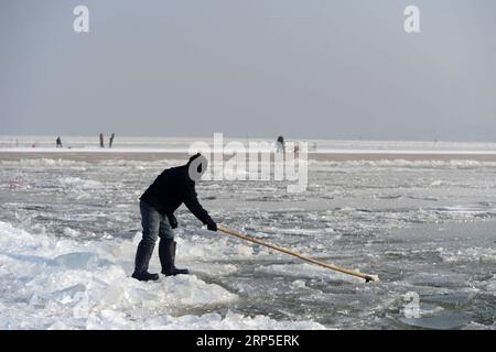 (181212) -- HARBIN, 12. Dezember 2018 -- Ein Arbeiter sammelt Eis vom Songhua-Fluss in Harbin, Hauptstadt der nordöstlichen Provinz Heilongjiang, 12. Dezember 2018. Die Arbeiter hier sind organisiert, um Eiswürfel vom gefrorenen Songhua River zu sammeln, um sich auf den Bau der Eis- und Schneelandschaft vor kurzem vorzubereiten. ) (Yxb) CHINA-HEILONGJIANG-HARBIN-ICE COLLECTING (CN) WangxKai PUBLICATIONxNOTxINxCHN Stockfoto