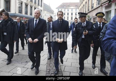 (181212) -- STRASSBURG, 12. Dezember 2018 -- der französische Innenminister Christophe Castaner (C) inspiziert den Angriffsort im Zentrum von Straßburg, Frankreich, am 12. Dezember 2018. Die französische Polizei sucht einen Schützen, nachdem er am Dienstagabend in der Nähe eines Weihnachtsmarktes in Straßburg an der deutschen Grenze mindestens vier Menschen getötet und 13 weitere verwundet hat. (wyo) FRANCE-STRASBOURG-SHOOTING-SECURITY YexPingfan PUBLICATIONxNOTxINxCHN Stockfoto