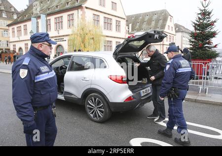 (181212) -- STRASSBURG, 12. Dezember 2018 -- Polizisten überprüfen am 12. Dezember 2018 ein Auto im Zentrum von Straßburg, Frankreich. Die französische Polizei sucht einen Schützen, nachdem er am Dienstagabend in der Nähe eines Weihnachtsmarktes in Straßburg an der deutschen Grenze mindestens vier Menschen getötet und 13 weitere verwundet hat. (wyo) FRANCE-STRASBOURG-SHOOTING-SECURITY YexPingfan PUBLICATIONxNOTxINxCHN Stockfoto